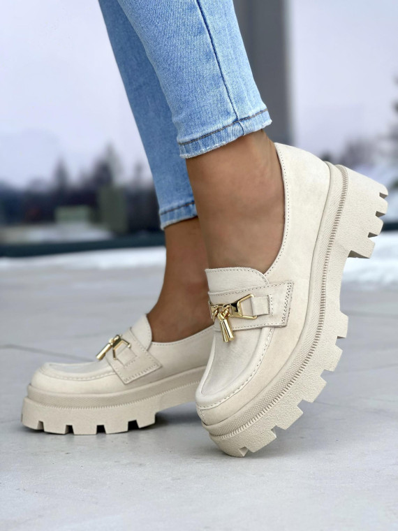 Stylowe, beżowe mokasyny damskie ze złotą ozdobą, na grubej podeszwie, skóra naturalna