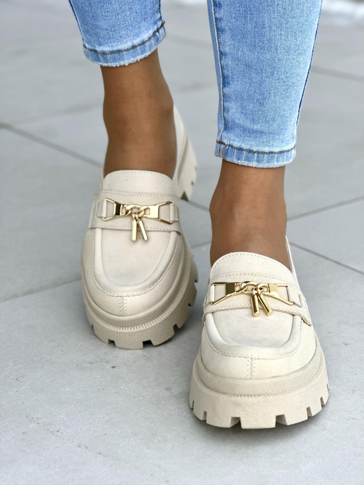 Stylowe, beżowe mokasyny damskie ze złotą ozdobą, na grubej podeszwie, skóra naturalna