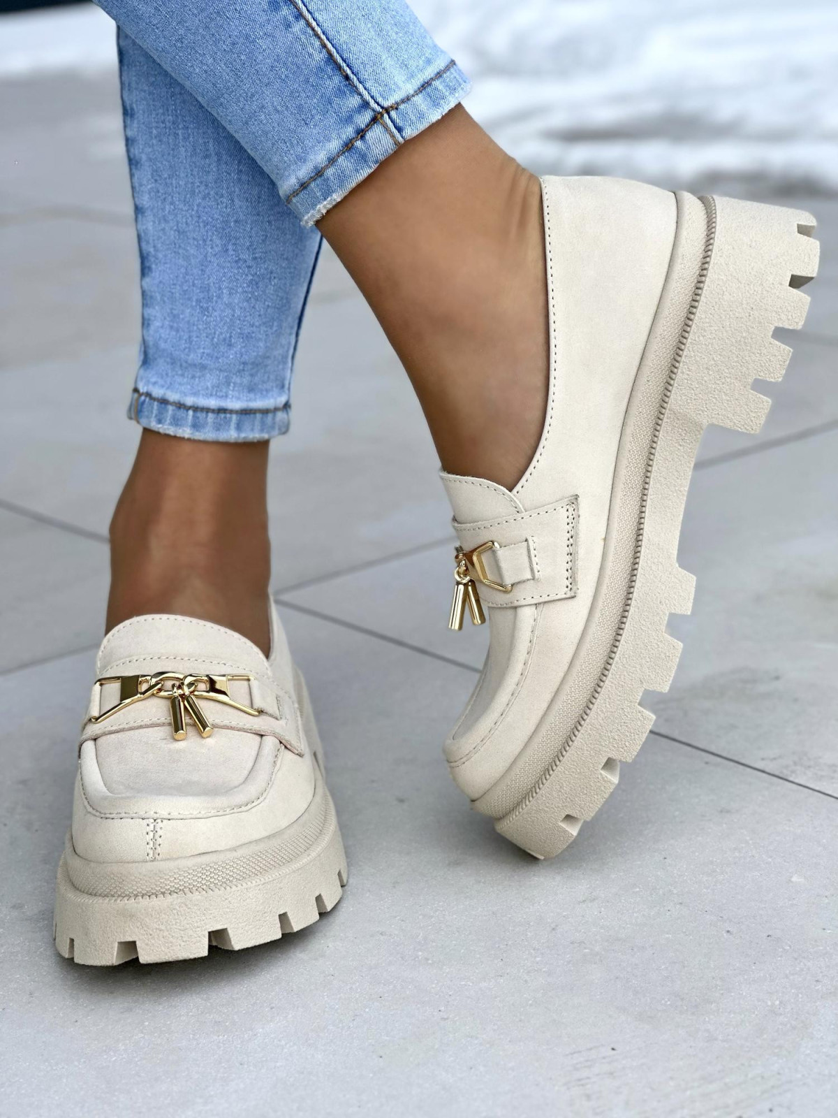 Stylowe, beżowe mokasyny damskie ze złotą ozdobą, na grubej podeszwie, skóra naturalna