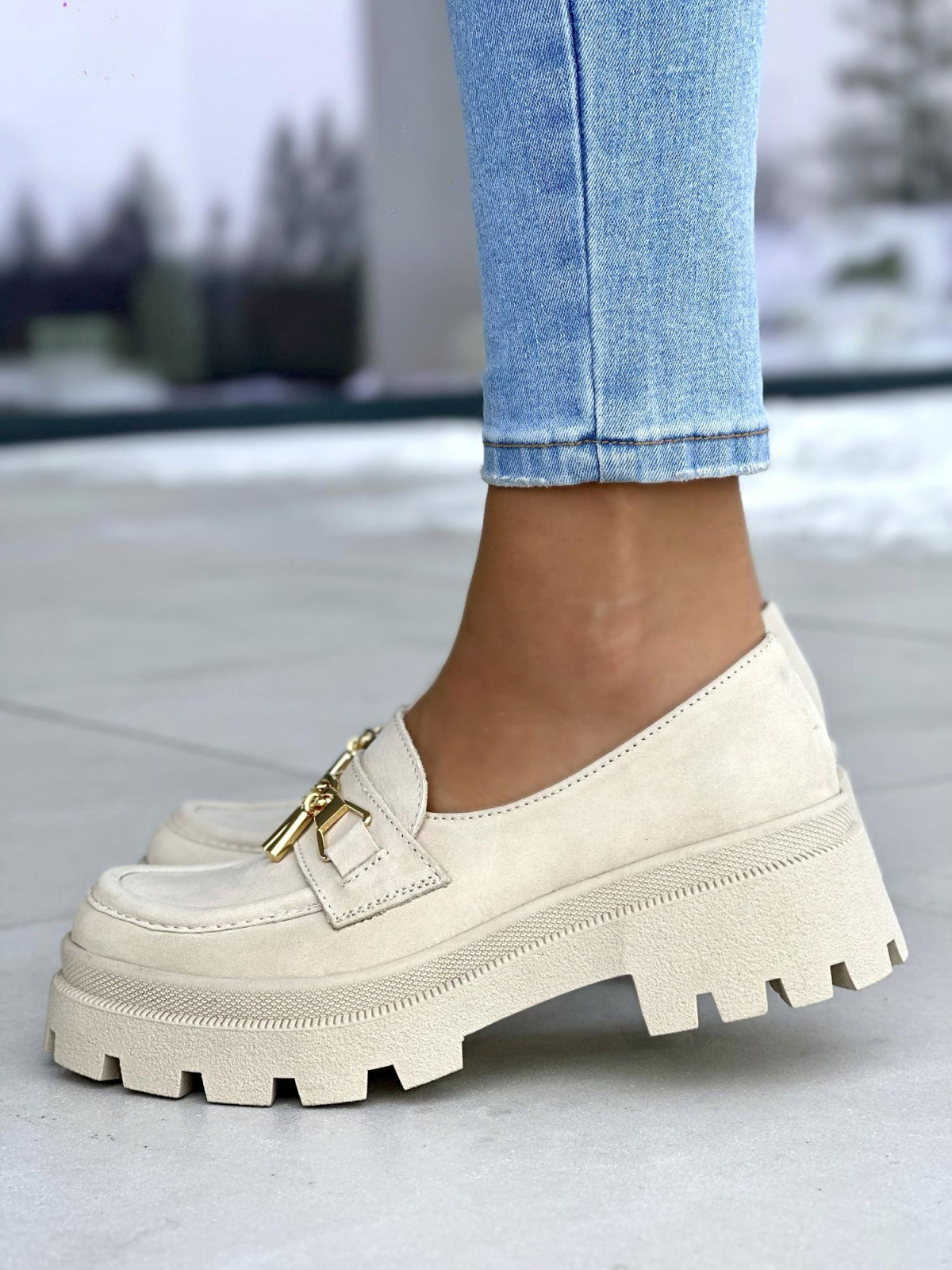 Stylowe, beżowe mokasyny damskie ze złotą ozdobą, na grubej podeszwie, skóra naturalna