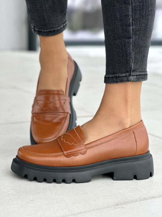 Rude mokasyny damskie na grubej czarnej podeszwie, skóra naturalna