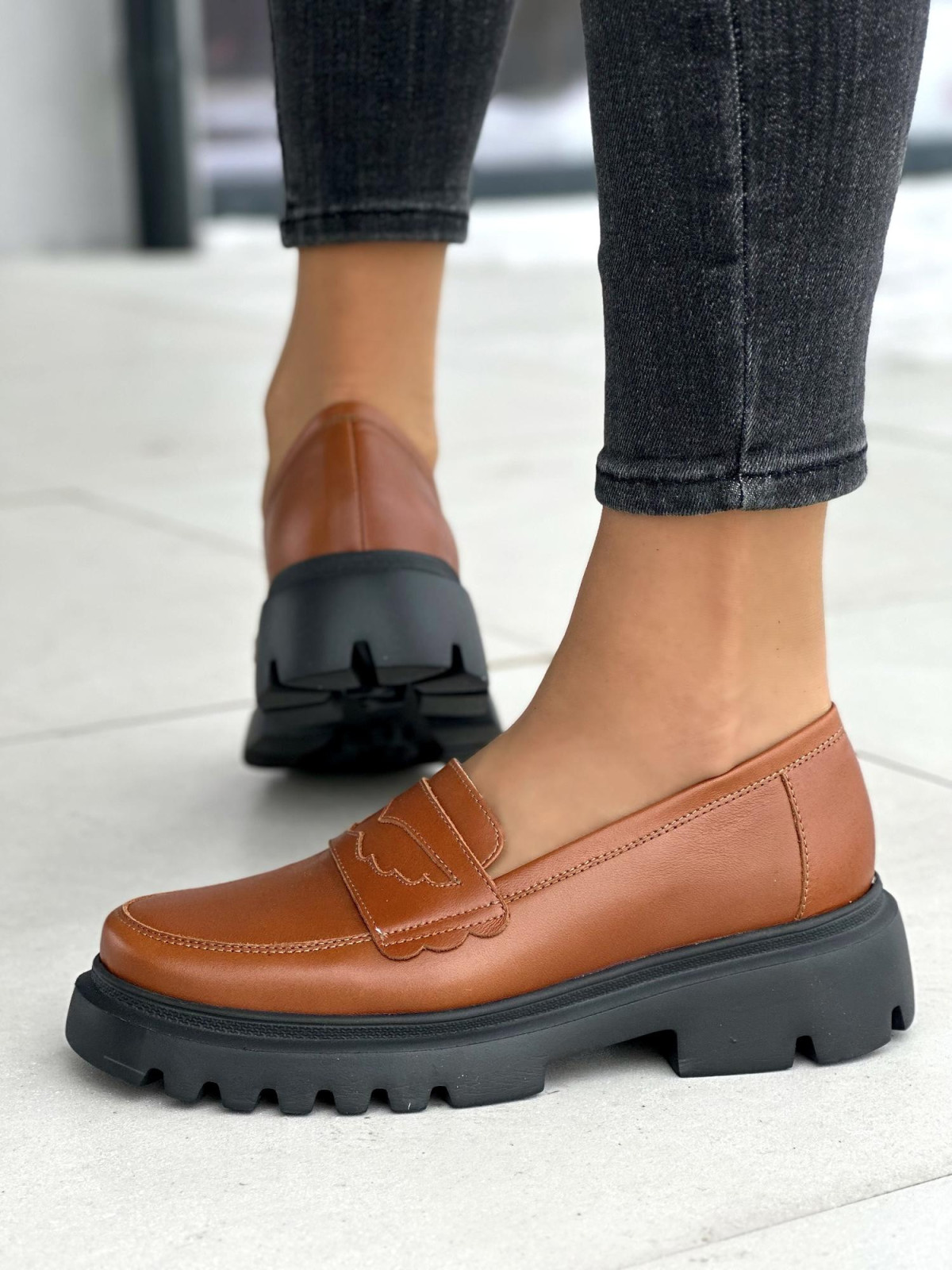 Rude mokasyny damskie na grubej czarnej podeszwie, skóra naturalna