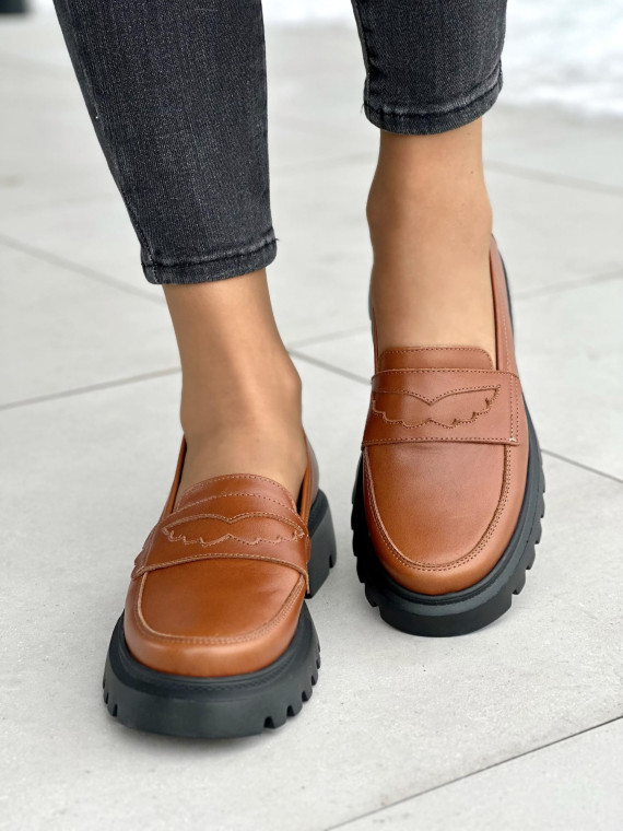 Rude mokasyny damskie na grubej czarnej podeszwie, skóra naturalna