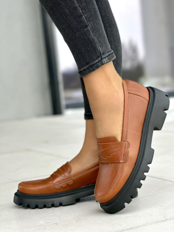 Rude mokasyny damskie na grubej czarnej podeszwie, skóra naturalna