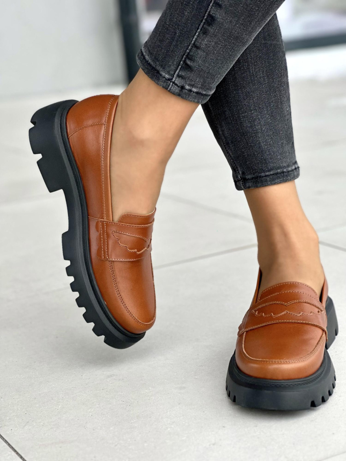 Rude mokasyny damskie na grubej czarnej podeszwie, skóra naturalna