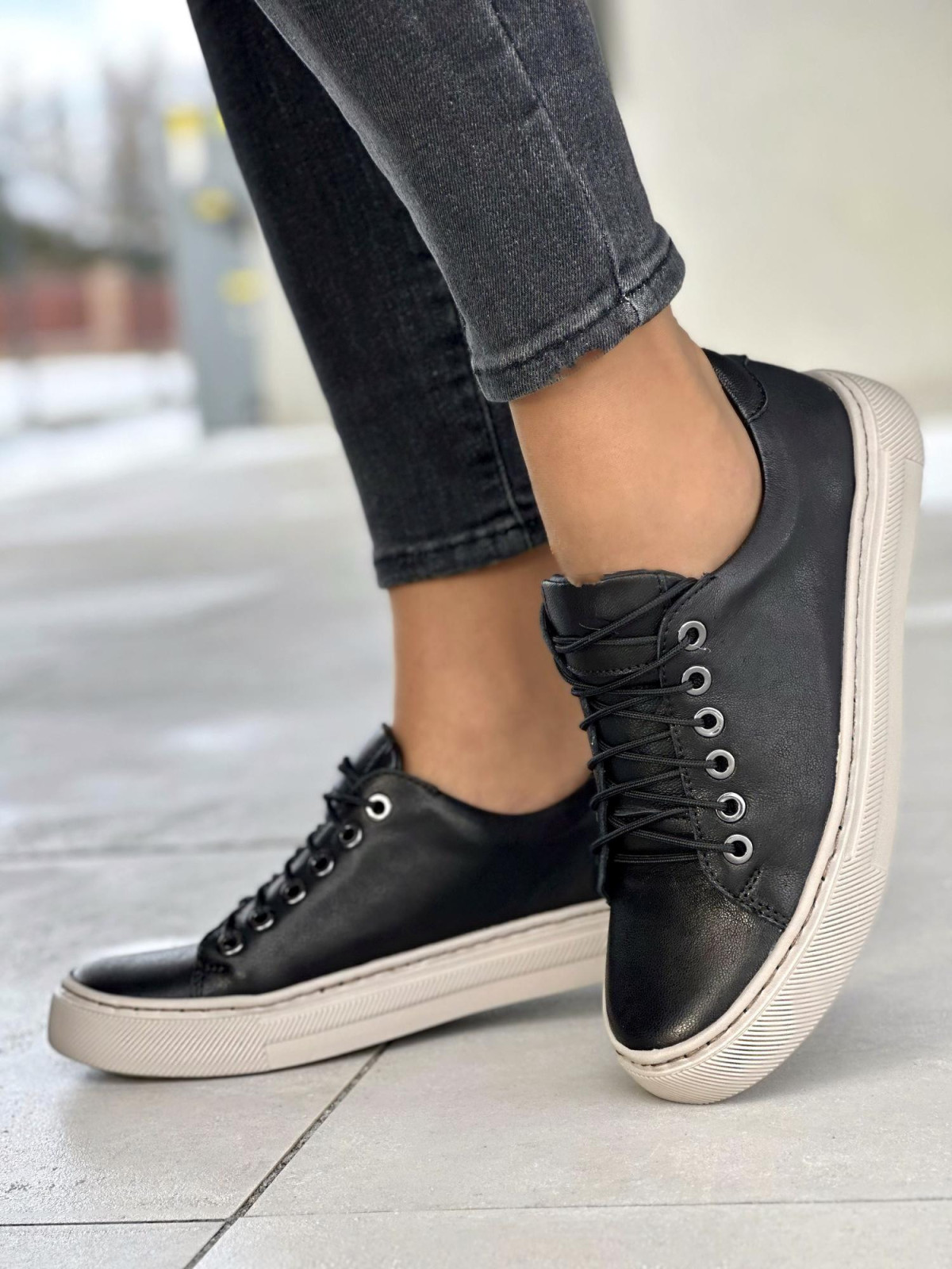 Wygodne i lekkie czarne trampki damskie, skóra naturalna