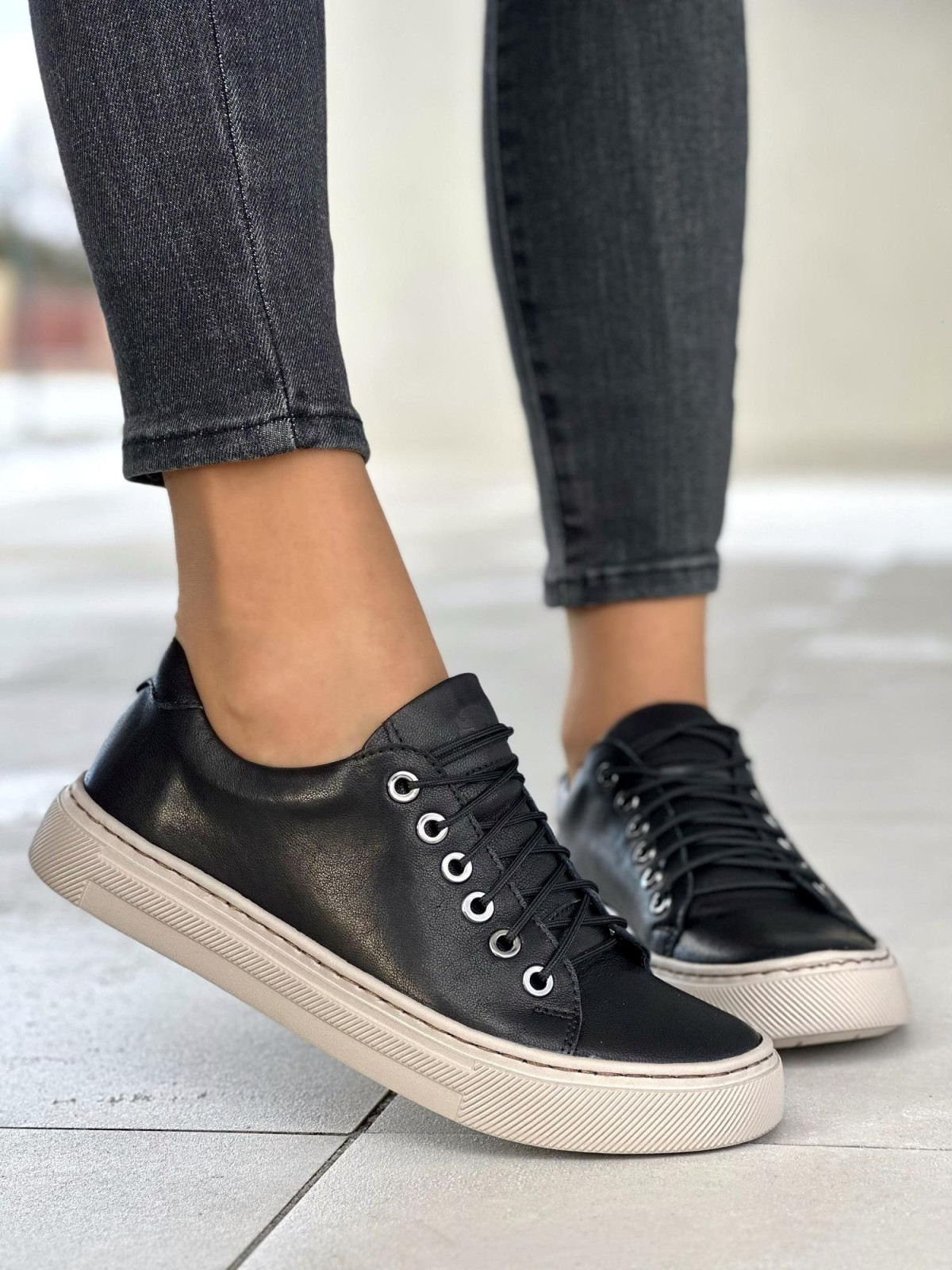 Wygodne i lekkie czarne trampki damskie, skóra naturalna