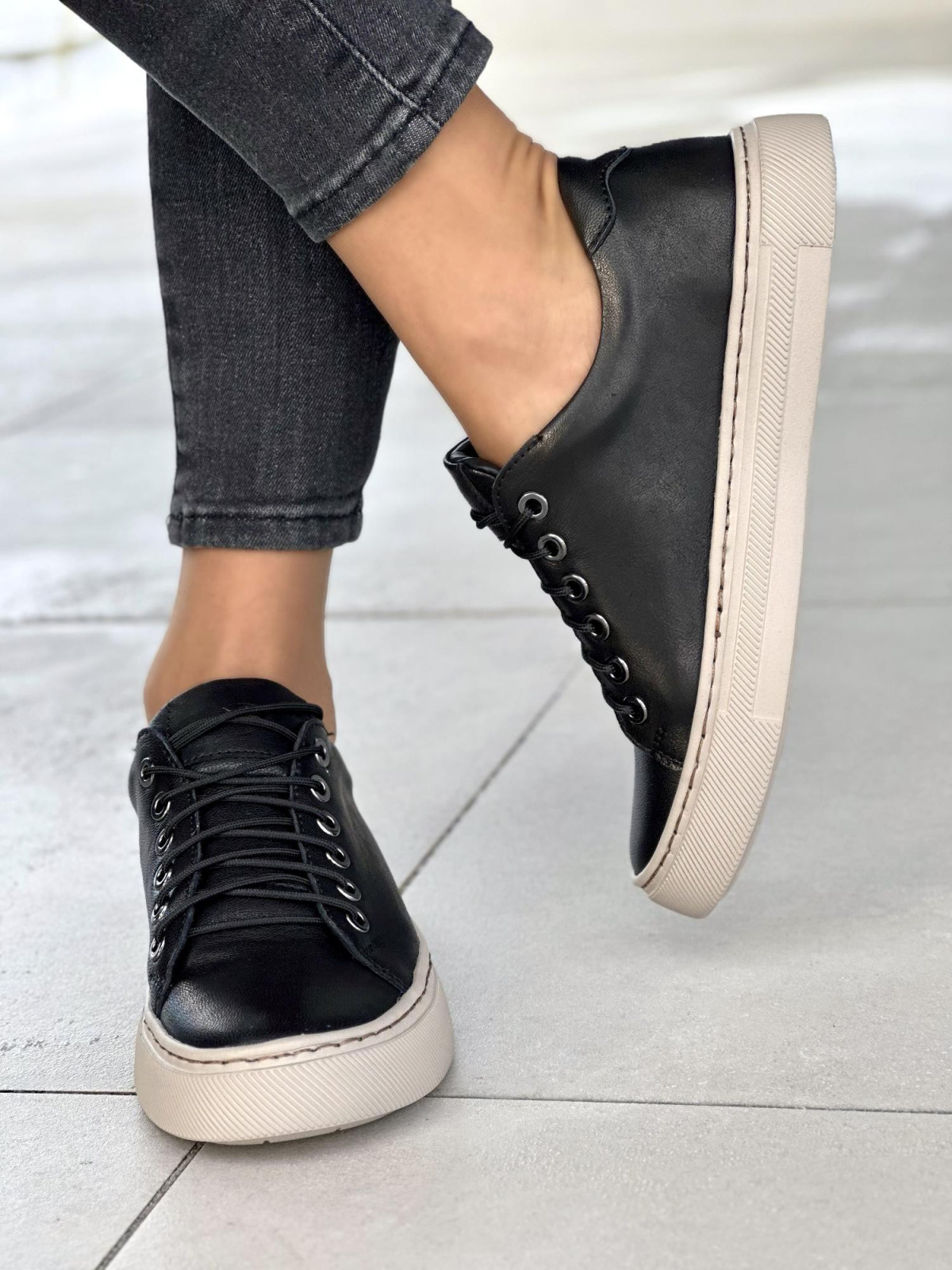 Wygodne i lekkie czarne trampki damskie, skóra naturalna