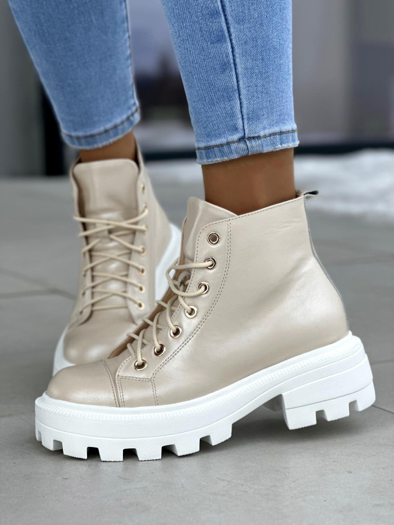 Zgrabne i lekkie beżowe traperki damskie z satynowym połyskiem, skóra naturalna