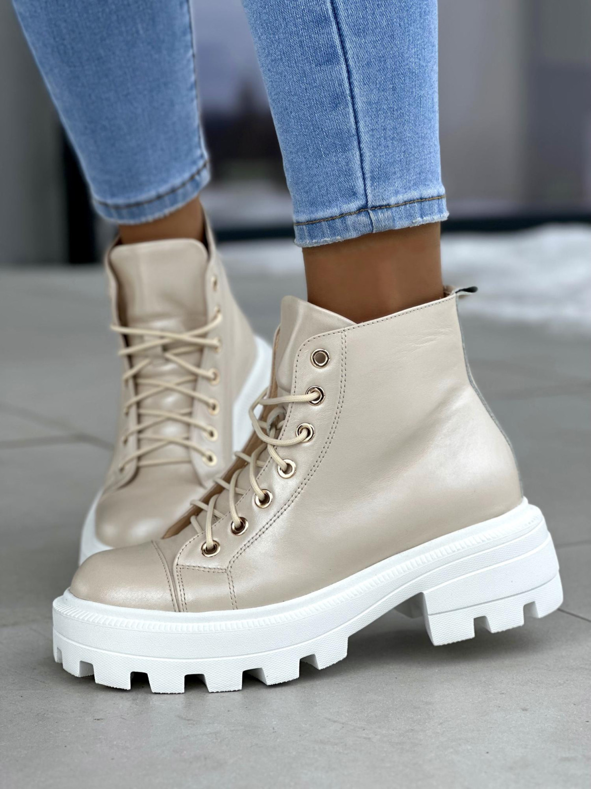 Zgrabne i lekkie beżowe traperki damskie z satynowym połyskiem, skóra naturalna