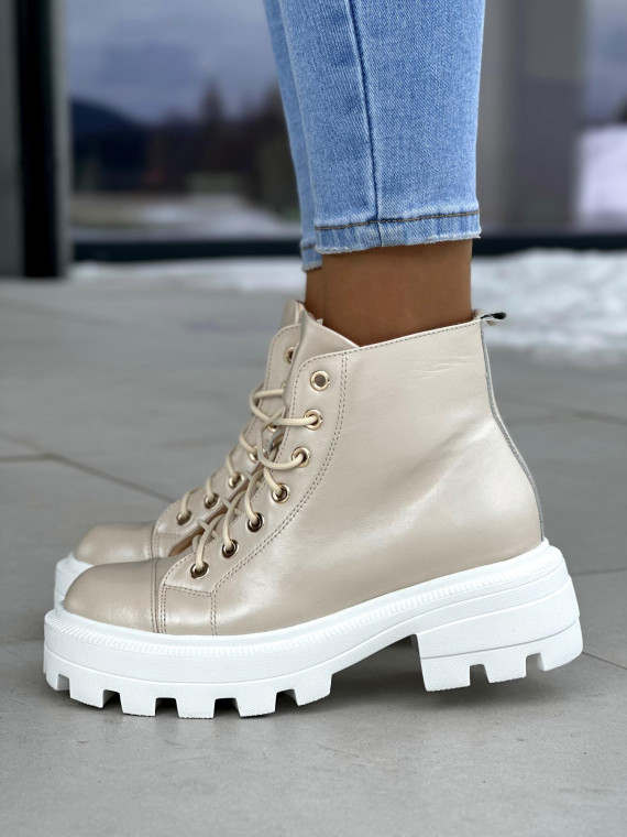 Zgrabne i lekkie beżowe traperki damskie z satynowym połyskiem, skóra naturalna