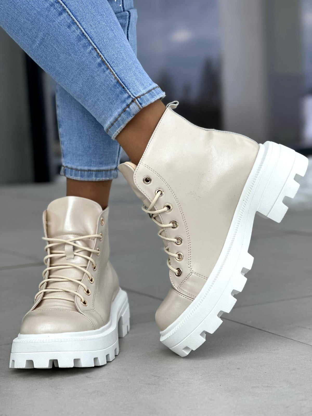 Zgrabne i lekkie beżowe traperki damskie z satynowym połyskiem, skóra naturalna