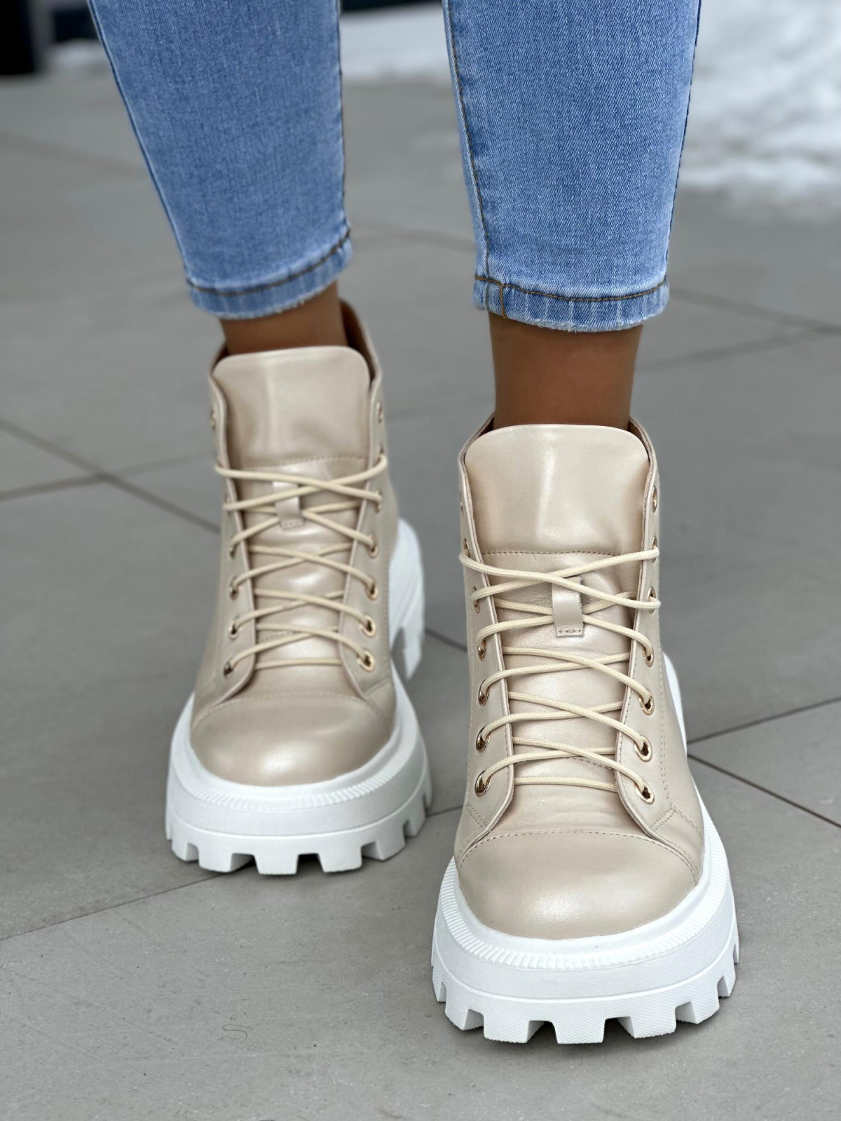 Zgrabne i lekkie beżowe traperki damskie z satynowym połyskiem, skóra naturalna