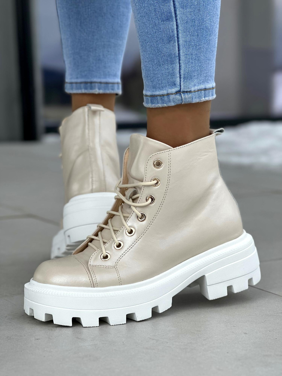 Zgrabne i lekkie beżowe traperki damskie z satynowym połyskiem, skóra naturalna