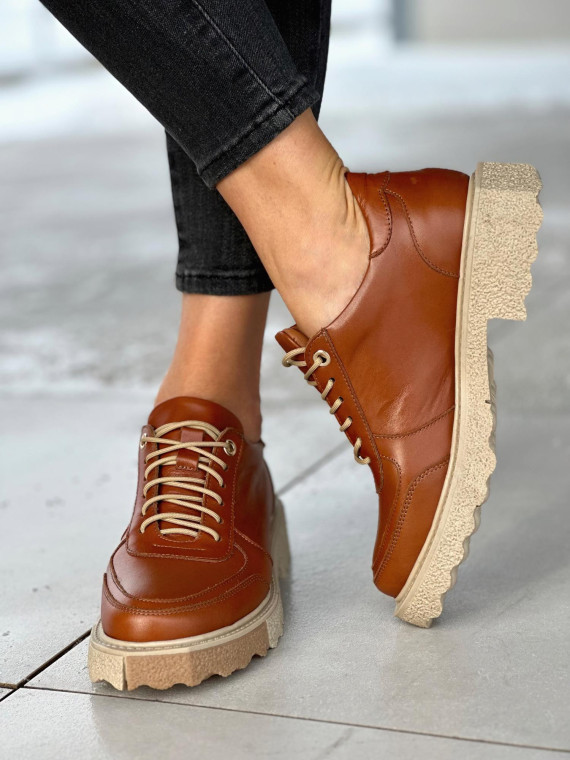 Sznurowane rude półbuty damskie na niskim obcasie, skóra naturalna