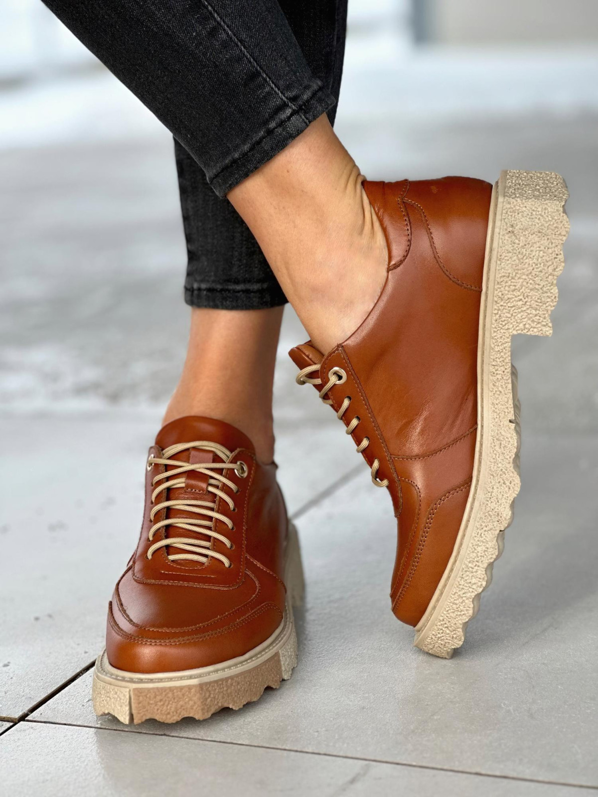 Sznurowane rude półbuty damskie na niskim obcasie, skóra naturalna