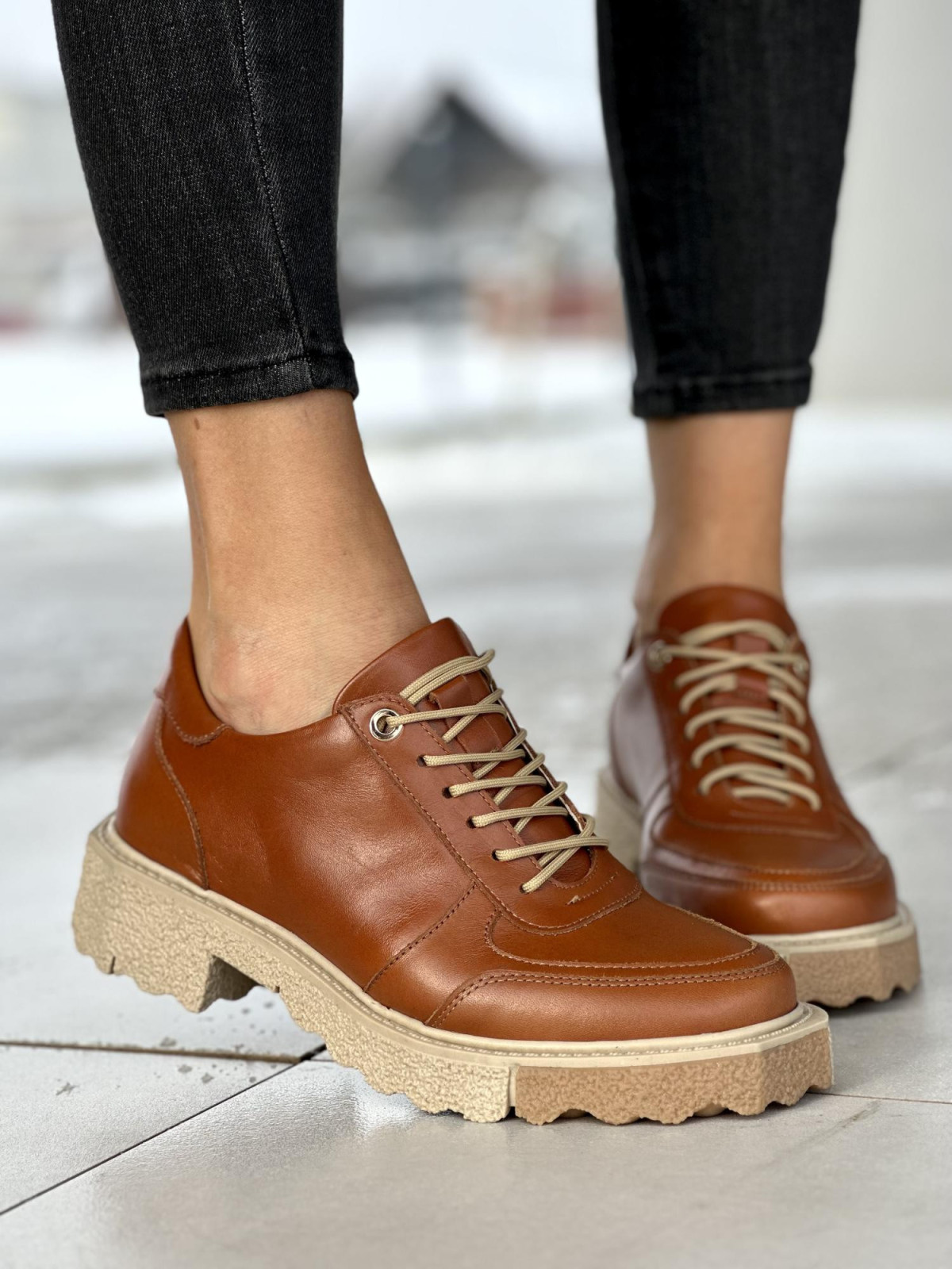Sznurowane rude półbuty damskie na niskim obcasie, skóra naturalna