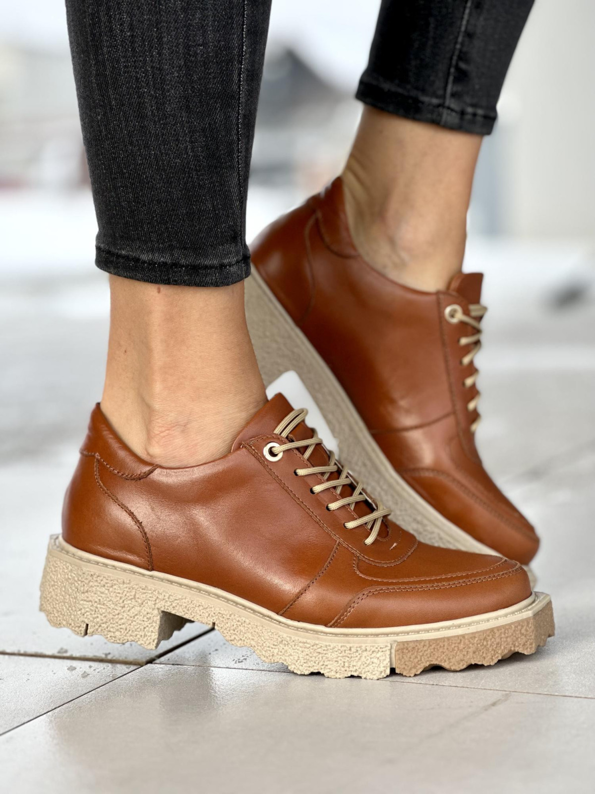 Sznurowane rude półbuty damskie na niskim obcasie, skóra naturalna