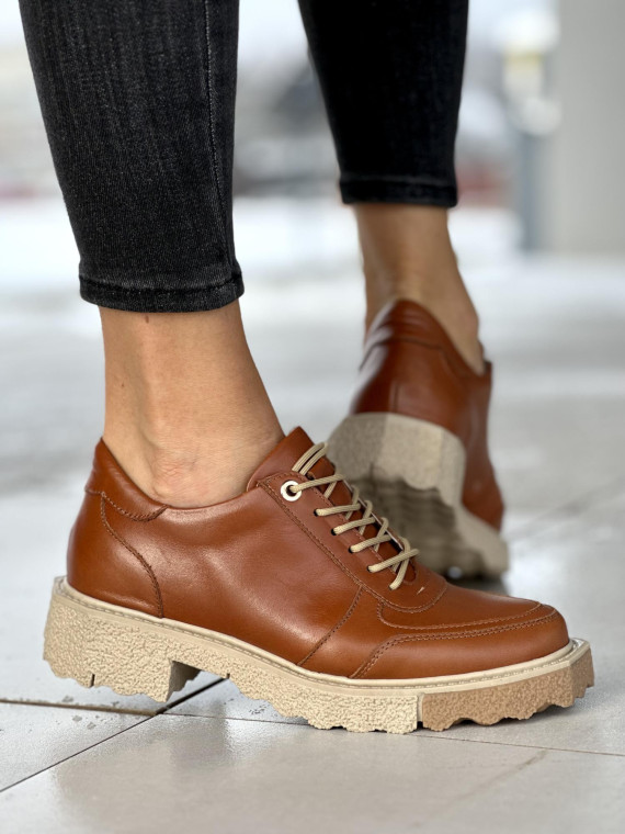 Sznurowane rude półbuty damskie na niskim obcasie, skóra naturalna