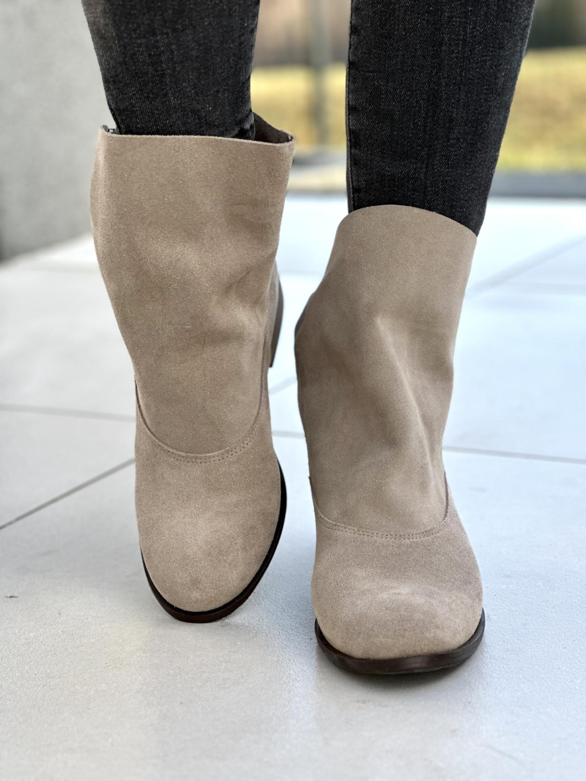 Stylowe szare botki damskie z luźną cholewką, skóra naturalna welurowa