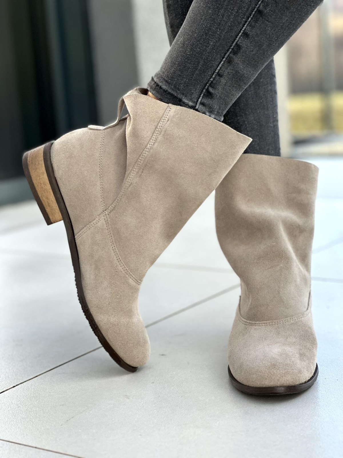Stylowe szare botki damskie z luźną cholewką, skóra naturalna welurowa