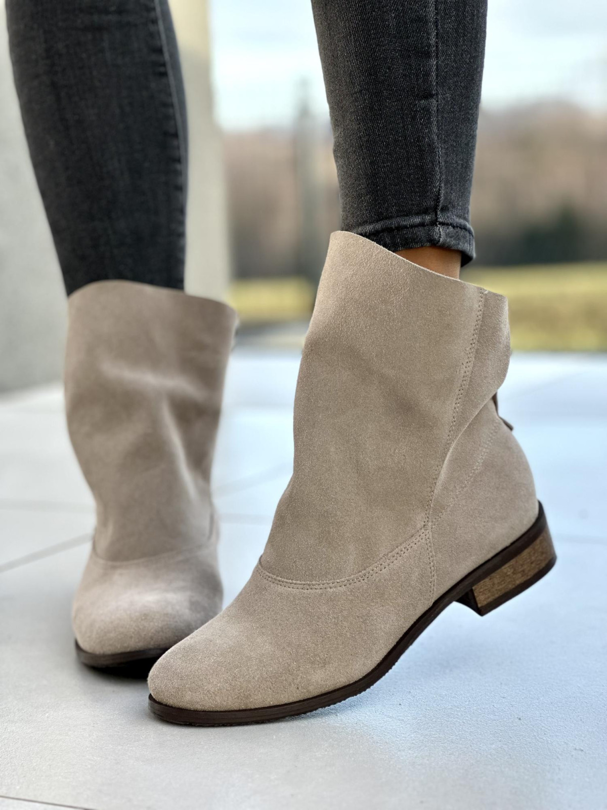 Stylowe szare botki damskie z luźną cholewką, skóra naturalna welurowa