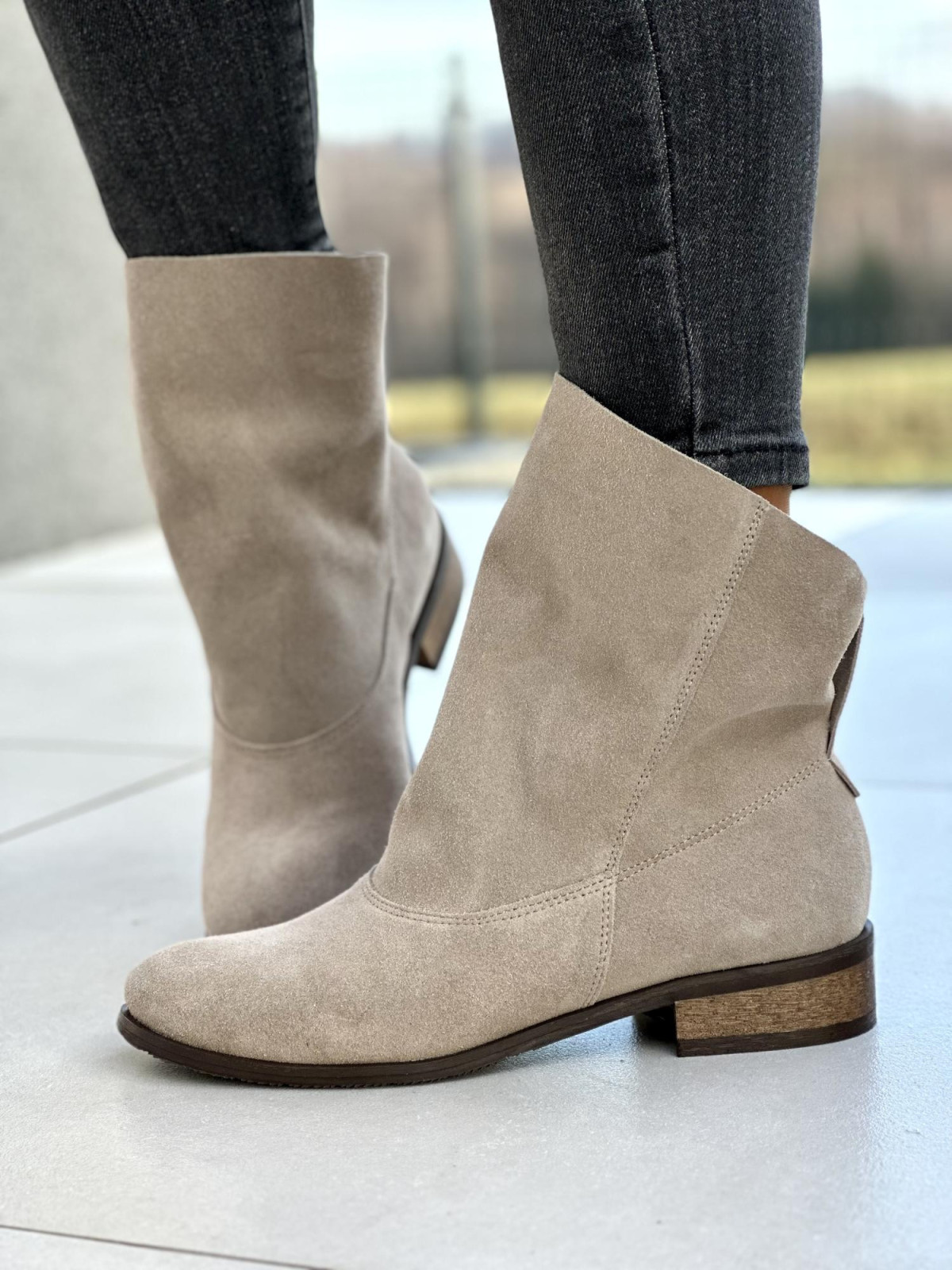 Stylowe szare botki damskie z luźną cholewką, skóra naturalna welurowa