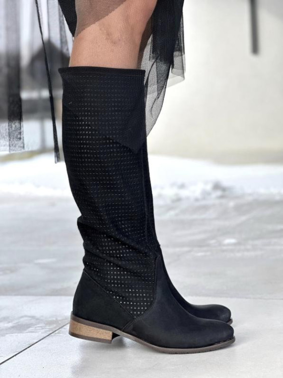 Czarne wiosenne kozaki damskie z ażurową cholewką, skóra naturalna