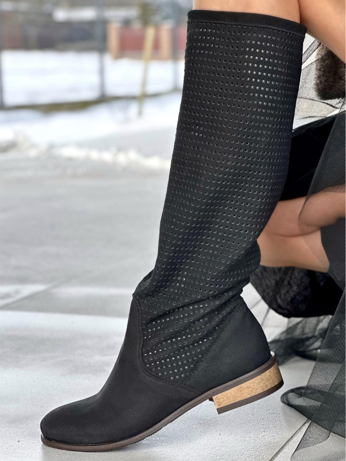 Czarne wiosenne kozaki damskie z ażurową cholewką, skóra naturalna