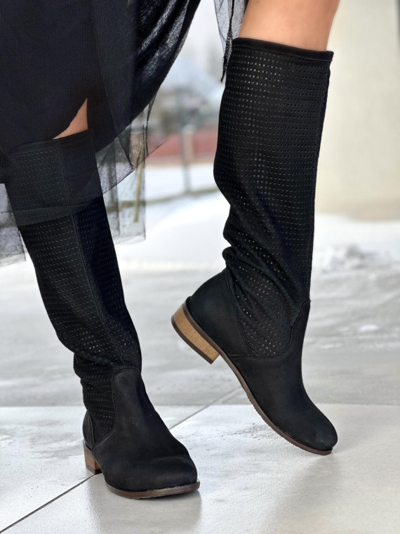 Czarne wiosenne kozaki damskie z ażurową cholewką, skóra naturalna