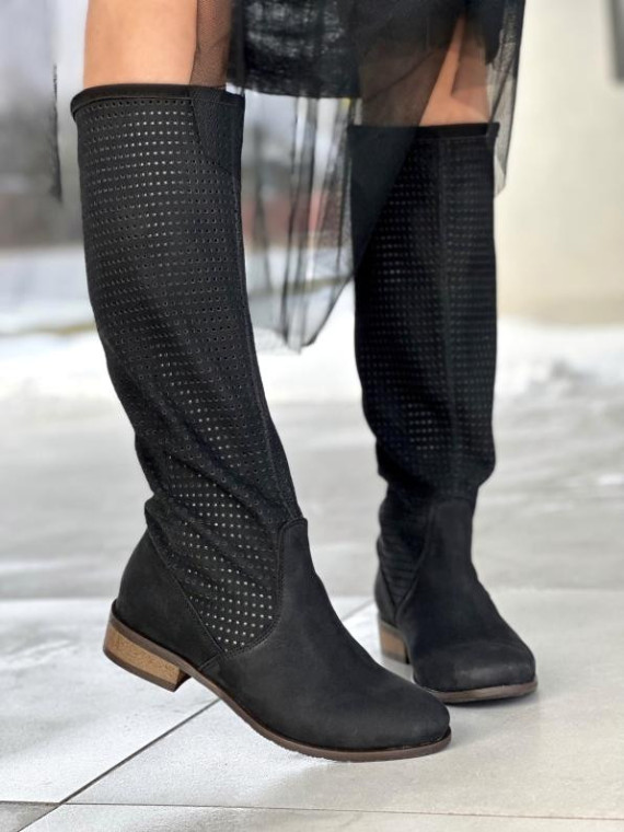 Czarne wiosenne kozaki damskie z ażurową cholewką, skóra naturalna