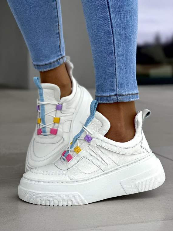 Bardzo lekkie i wygodne białe sneakersy damskie na wyższej podeszwie system light motion, skóra naturalna