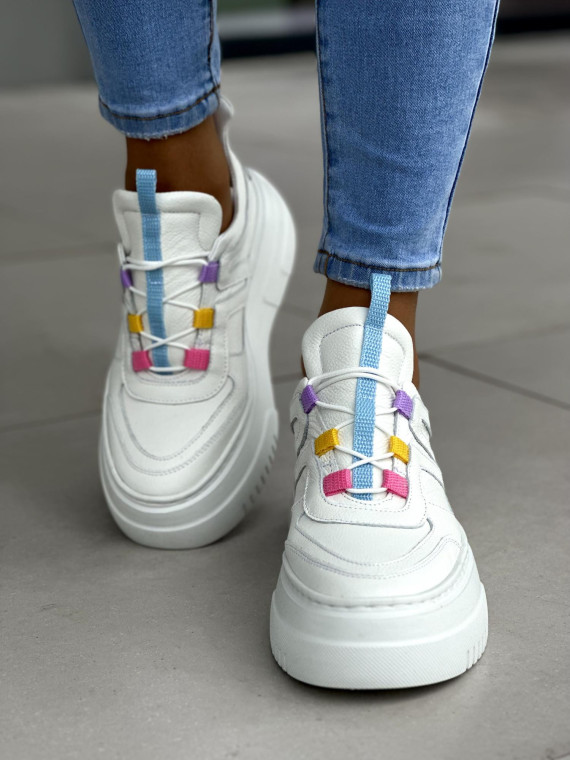 Bardzo lekkie i wygodne białe sneakersy damskie na wyższej podeszwie system light motion, skóra naturalna