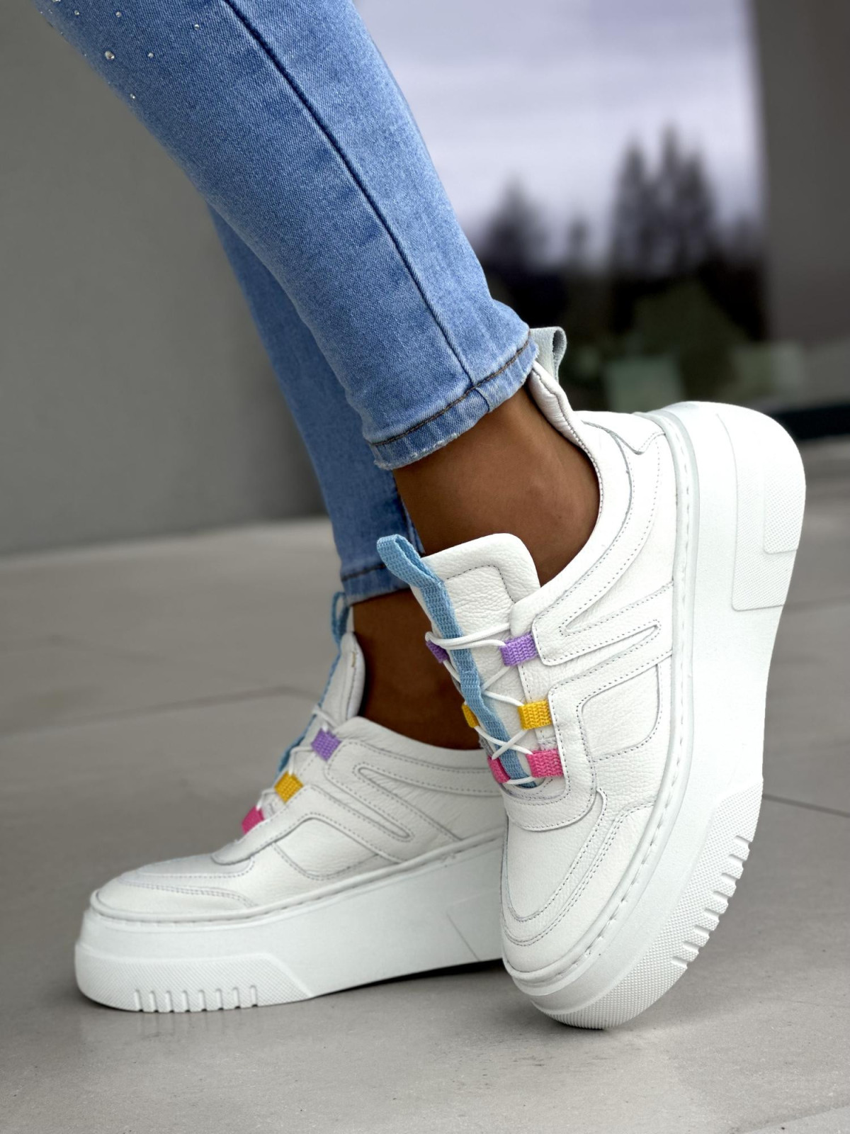 Bardzo lekkie i wygodne białe sneakersy damskie na wyższej podeszwie system light motion, skóra naturalna