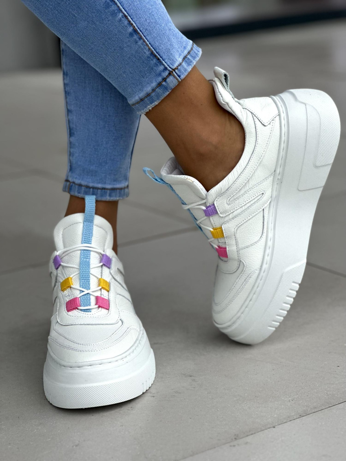 Bardzo lekkie i wygodne białe sneakersy damskie na wyższej podeszwie system light motion, skóra naturalna