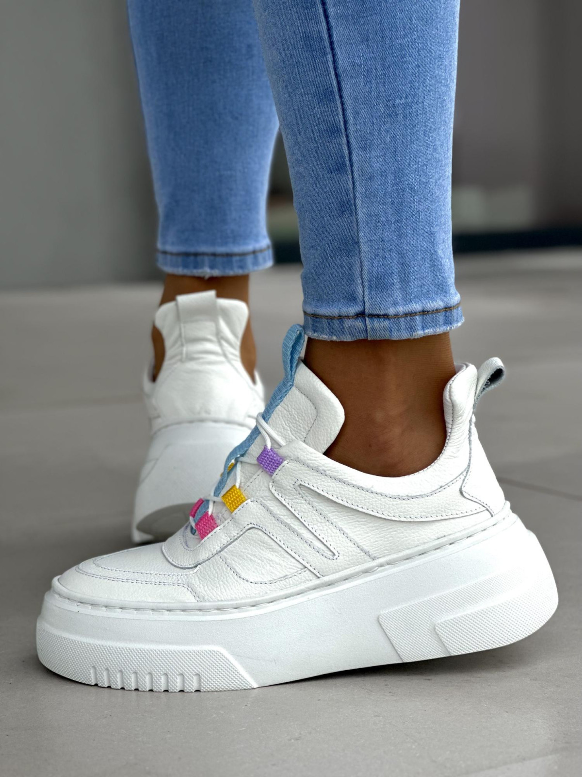 Bardzo lekkie i wygodne białe sneakersy damskie na wyższej podeszwie system light motion, skóra naturalna