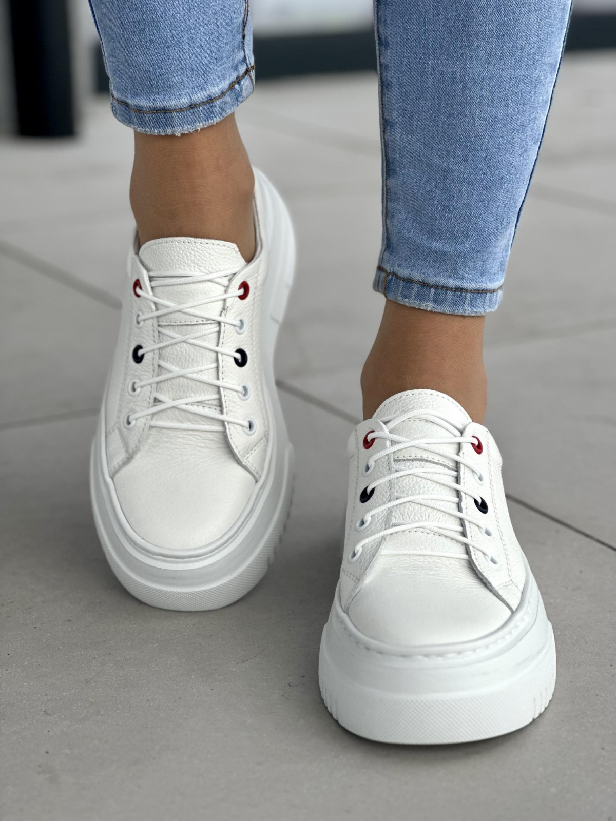 Wygodne i bardzo lekkie białe trampki damskie na wyższej podeszwie light motion, skóra naturalna