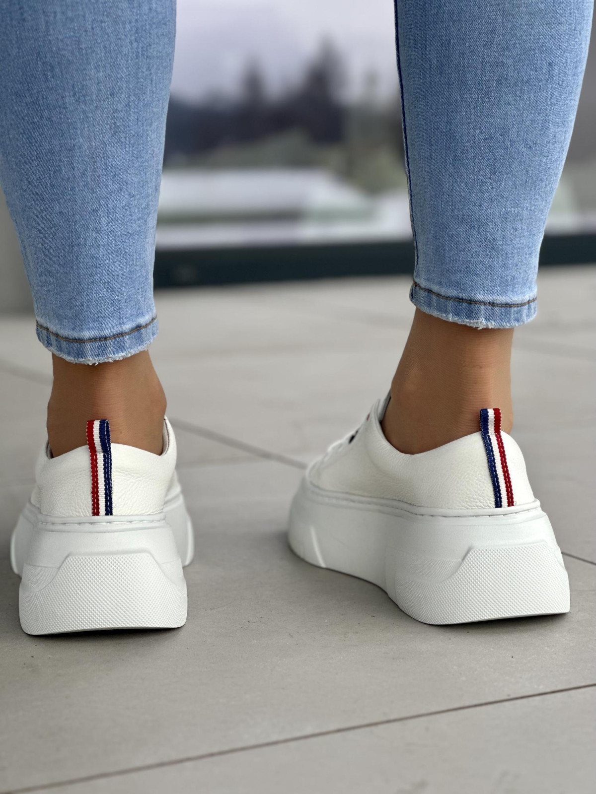 Wygodne i bardzo lekkie białe trampki damskie na wyższej podeszwie light motion, skóra naturalna