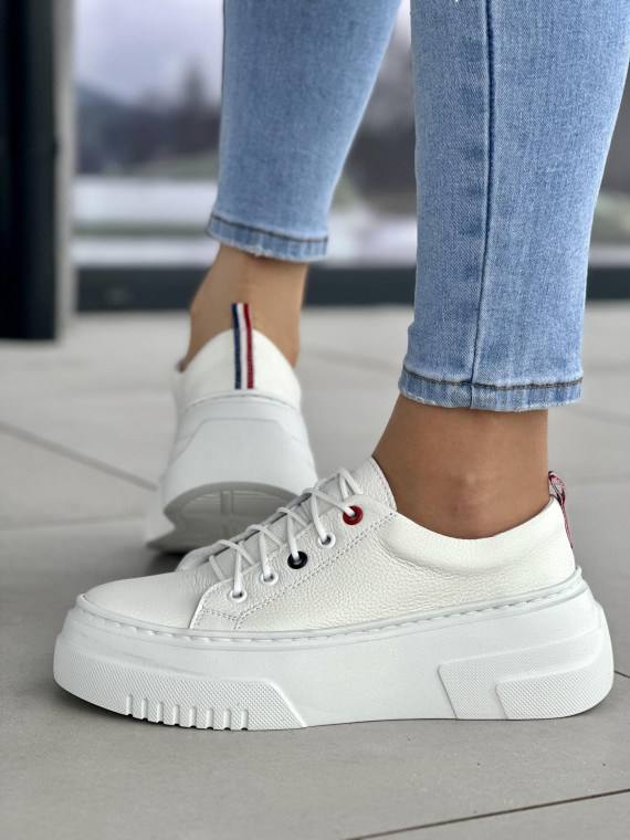 Wygodne i bardzo lekkie białe trampki damskie na wyższej podeszwie light motion, skóra naturalna