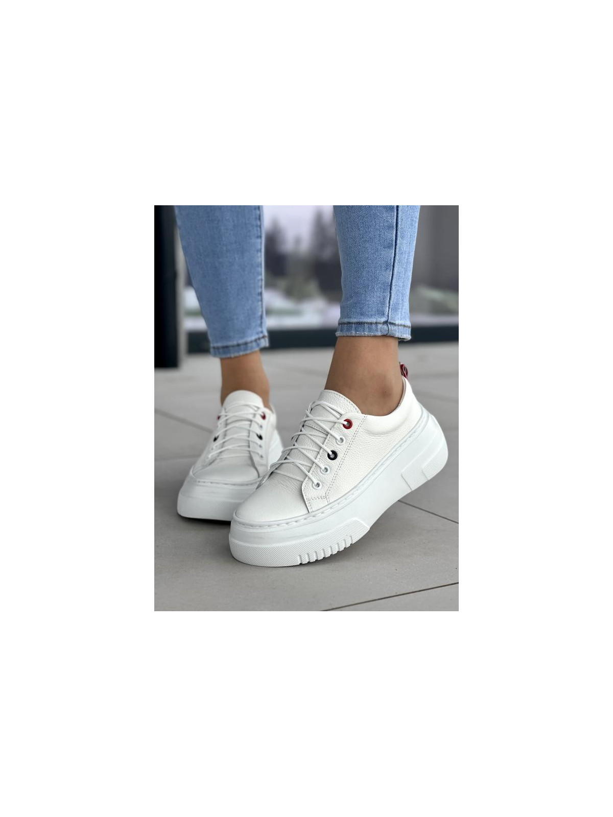 Wygodne i bardzo lekkie białe trampki damskie na wyższej podeszwie light motion, skóra naturalna