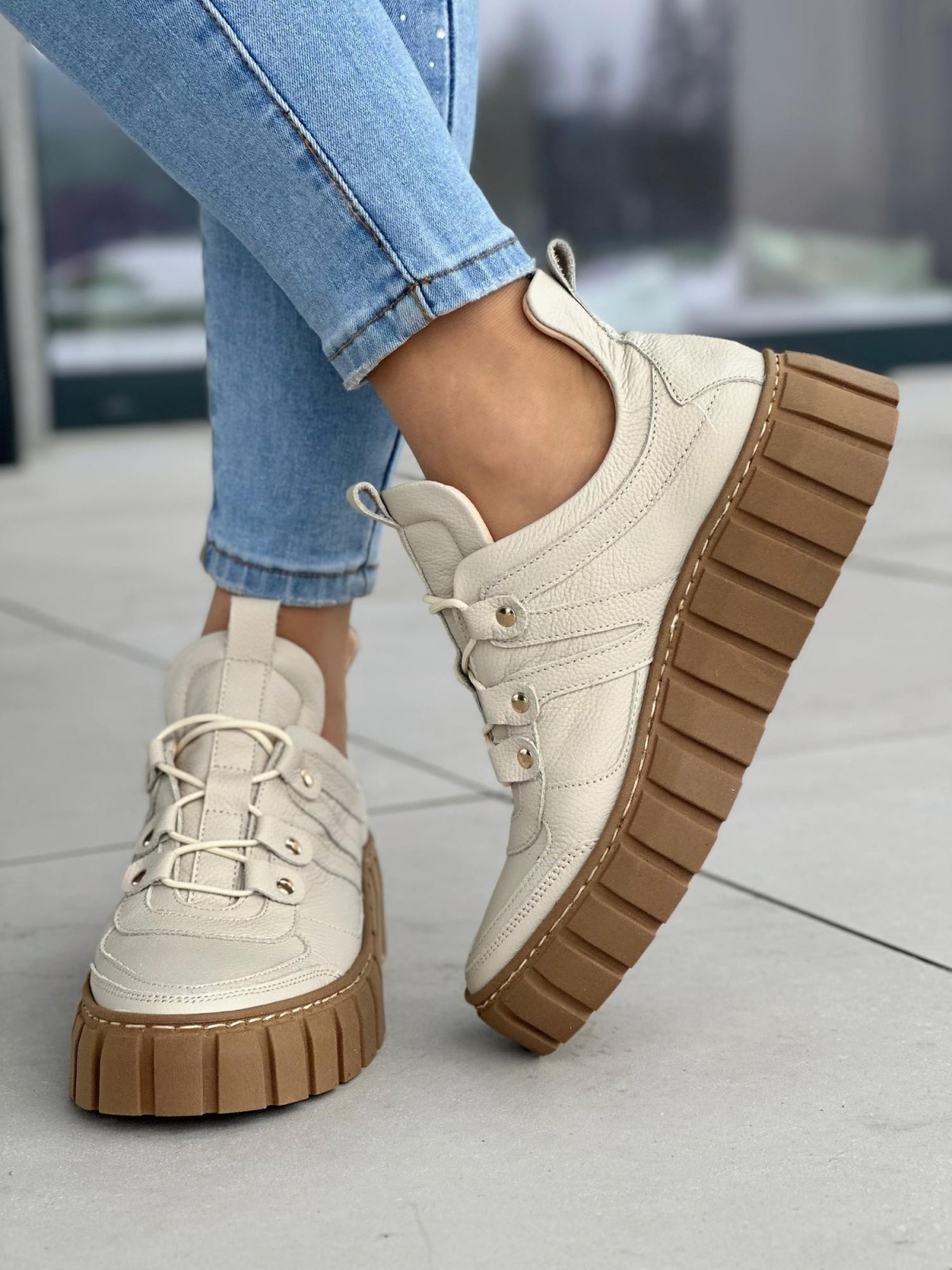 Lekkie beżowe trampki damskie na wyższej podeszwie, skóra naturalna