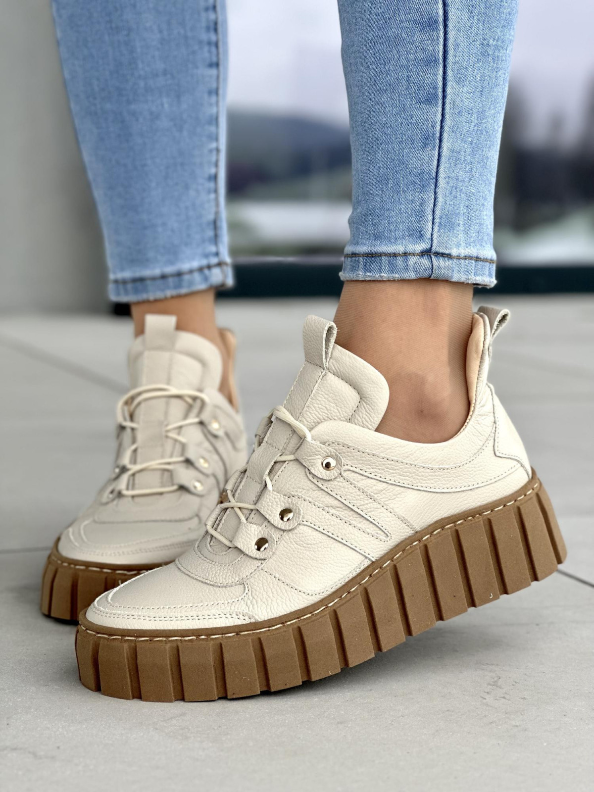 Lekkie beżowe trampki damskie na wyższej podeszwie, skóra naturalna