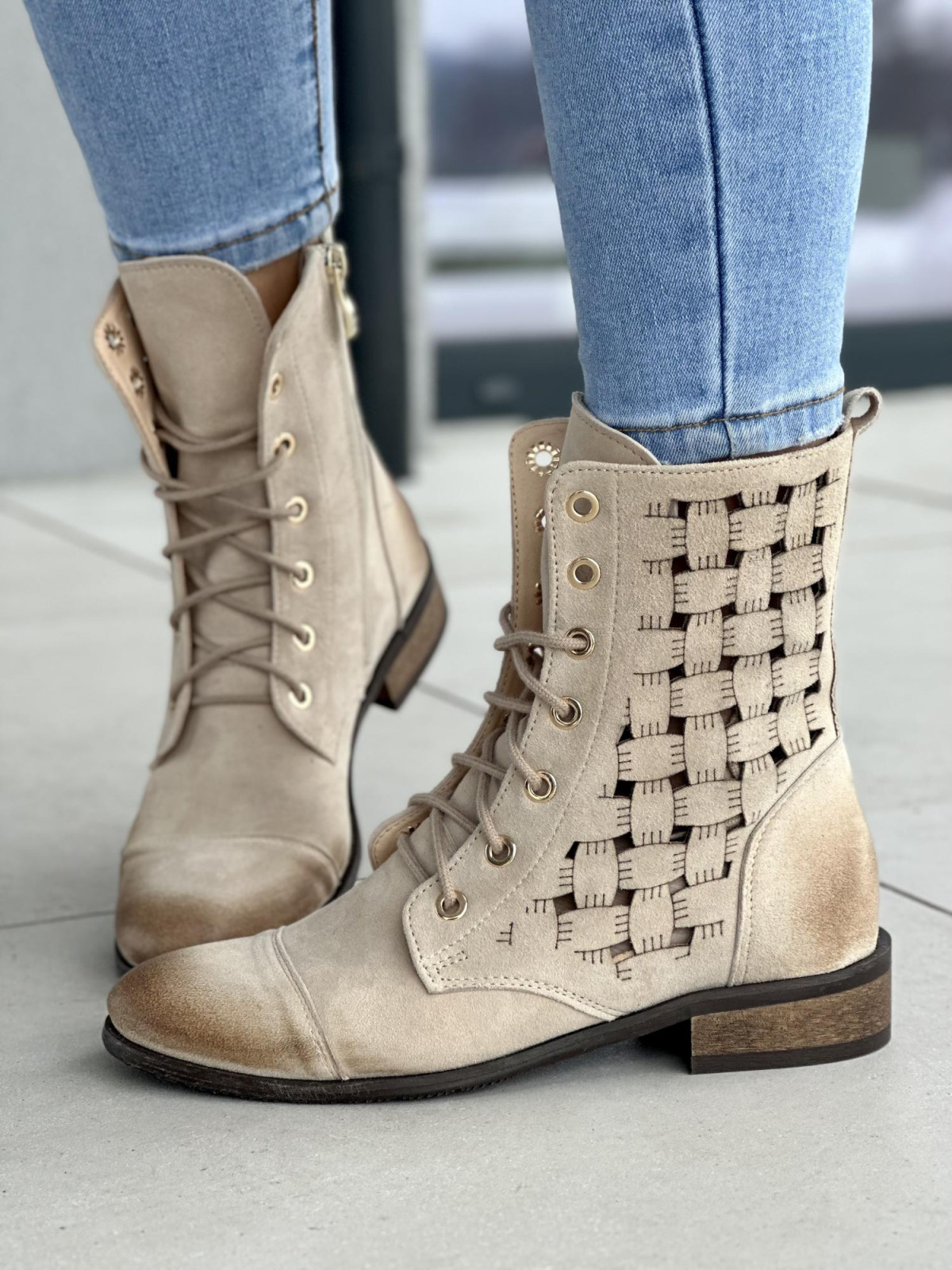 Zgrabne beżowe botki damskie z ażurowym wzorem, skóra naturalna zamszowa