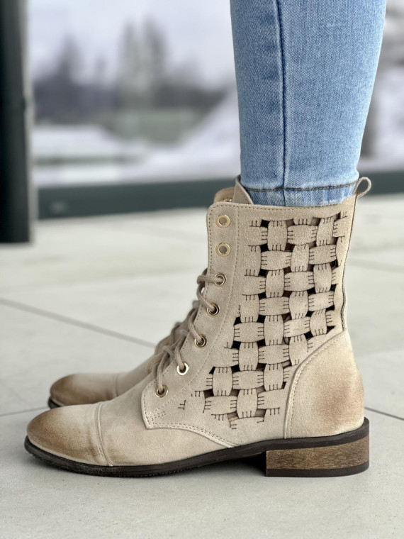 Zgrabne beżowe botki damskie z ażurowym wzorem, skóra naturalna zamszowa