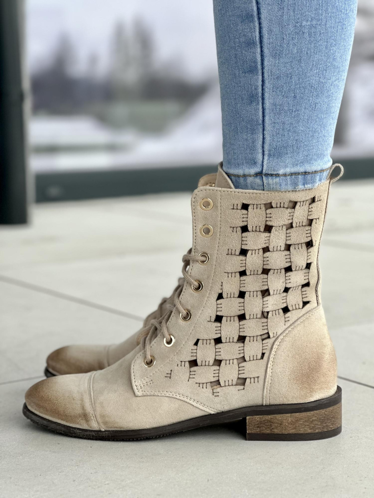 Zgrabne beżowe botki damskie z ażurowym wzorem, skóra naturalna zamszowa