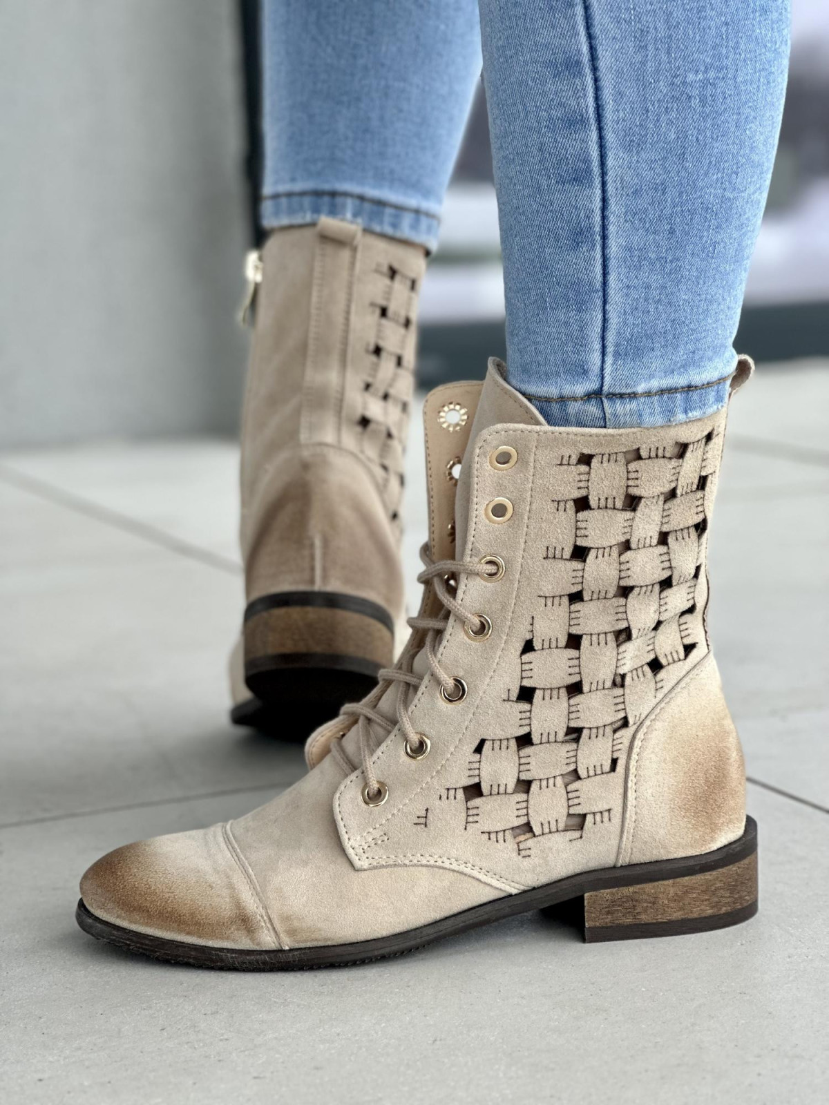 Zgrabne beżowe botki damskie z ażurowym wzorem, skóra naturalna zamszowa