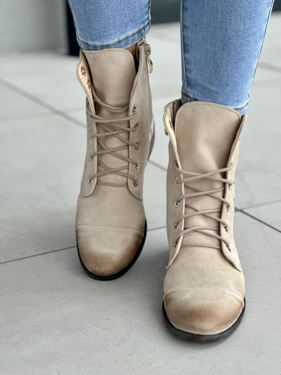 Zgrabne beżowe botki damskie z ażurowym wzorem, skóra naturalna zamszowa