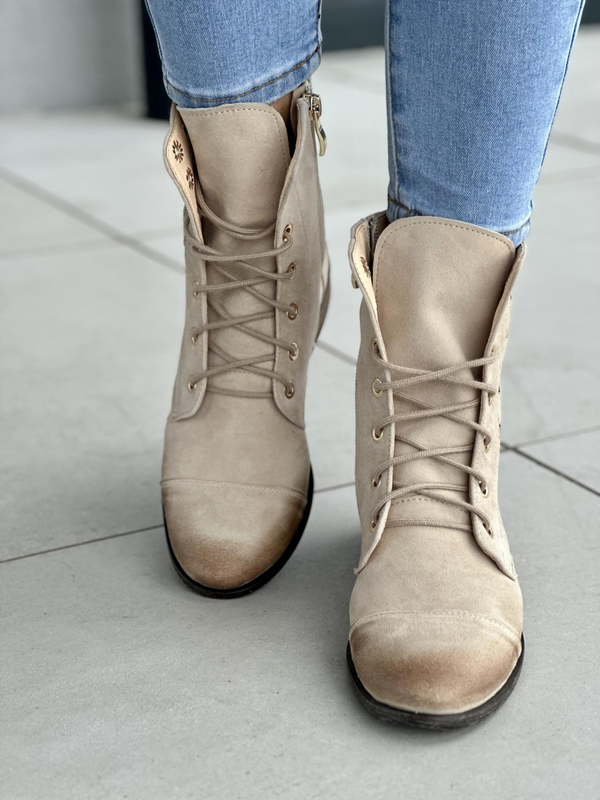 Zgrabne beżowe botki damskie z ażurowym wzorem, skóra naturalna zamszowa