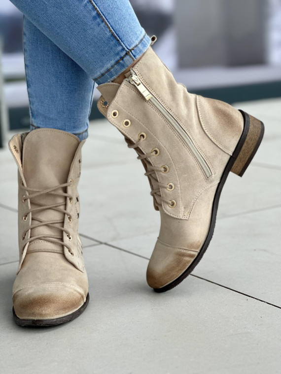 Zgrabne beżowe botki damskie z ażurowym wzorem, skóra naturalna zamszowa