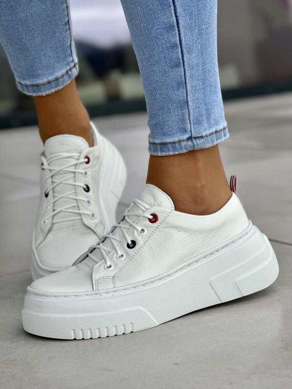 Wygodne i bardzo lekkie białe trampki damskie na wyższej podeszwie light motion, skóra naturalna